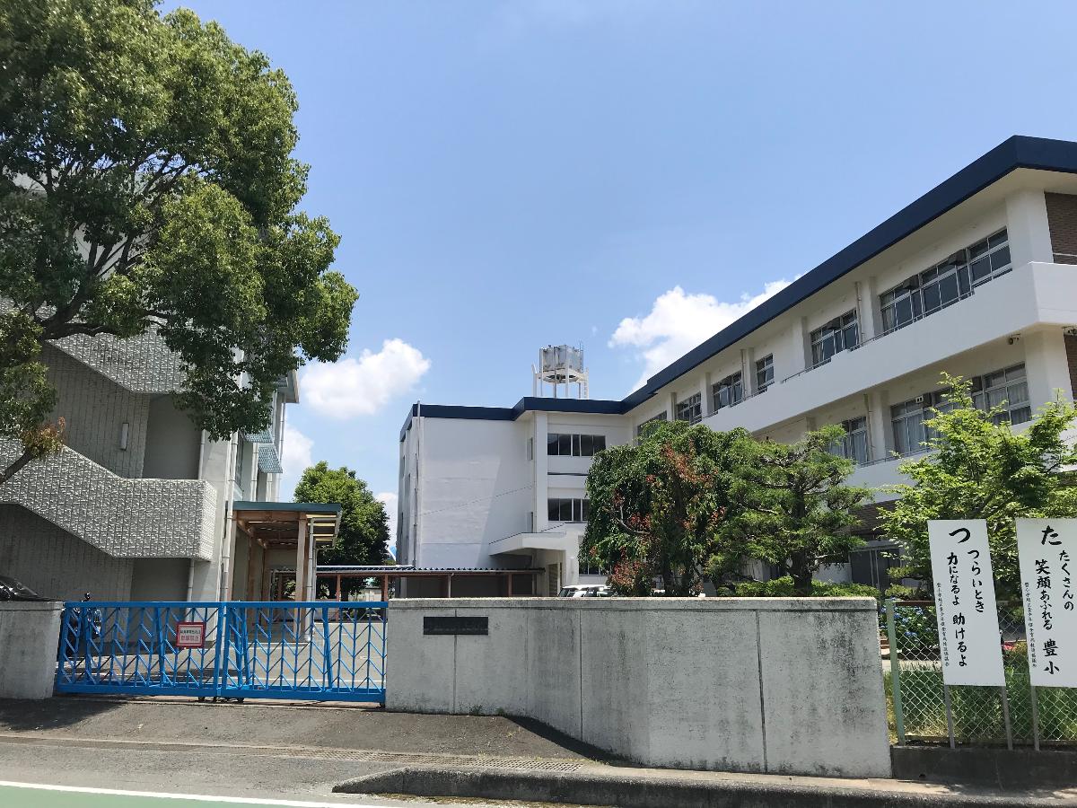 豊川市光陽町 土地 豊川市立豊小学校　まで約550m～600m（徒歩7分～8分）　校訓「ゆたかに　たくましく　かしこく」心豊かで、活力あふれる子どもが育成方針の豊小学校です。いつも元気に挨拶してくれるお子様ばかりです。