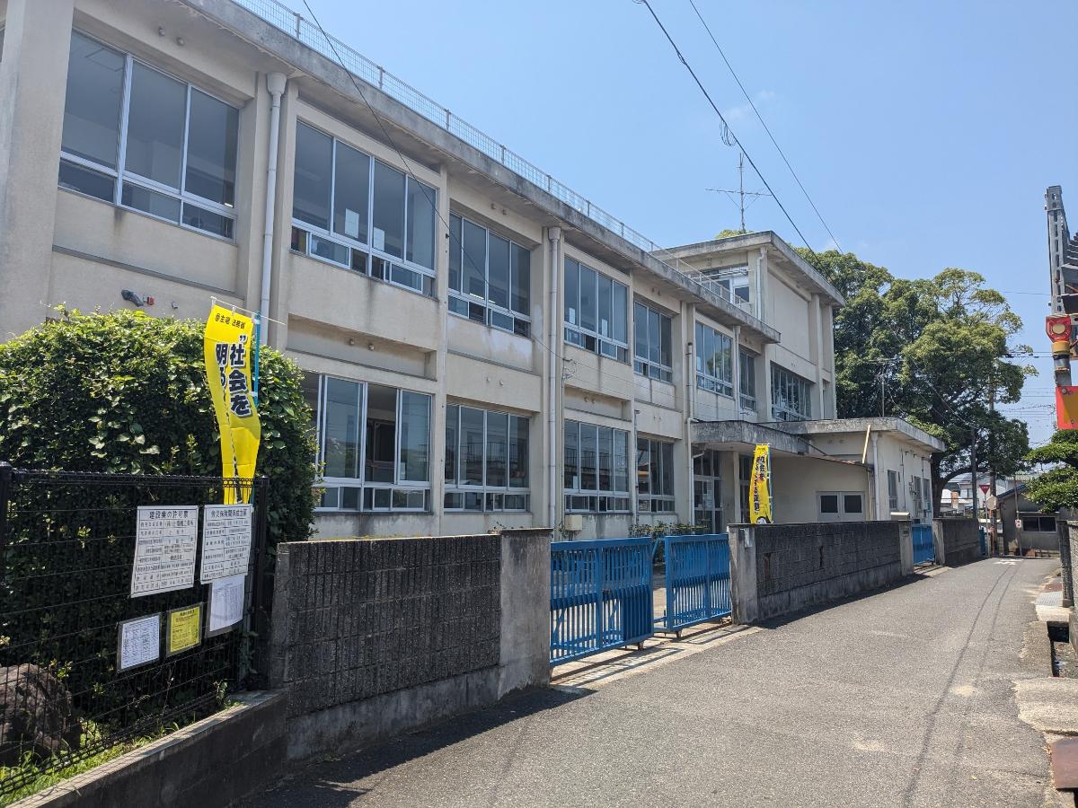 雄信小学校まで約850m（徒歩11分）　小学校が近くて、お子様もご両親も安心です。