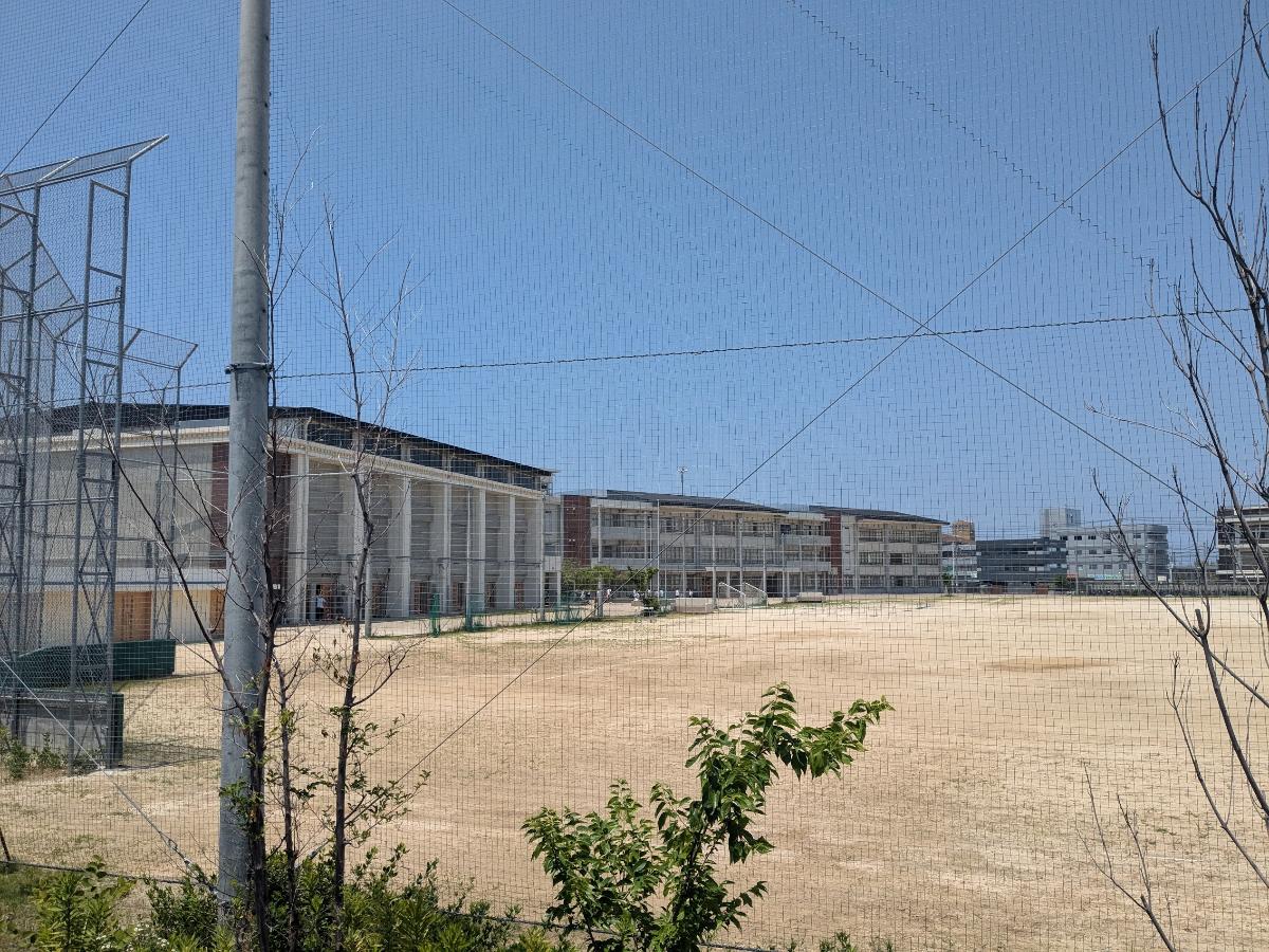泉南中学校まで約1.1km（徒歩14分）　中学校が徒歩圏内。部活動で遅くなっても安心です。