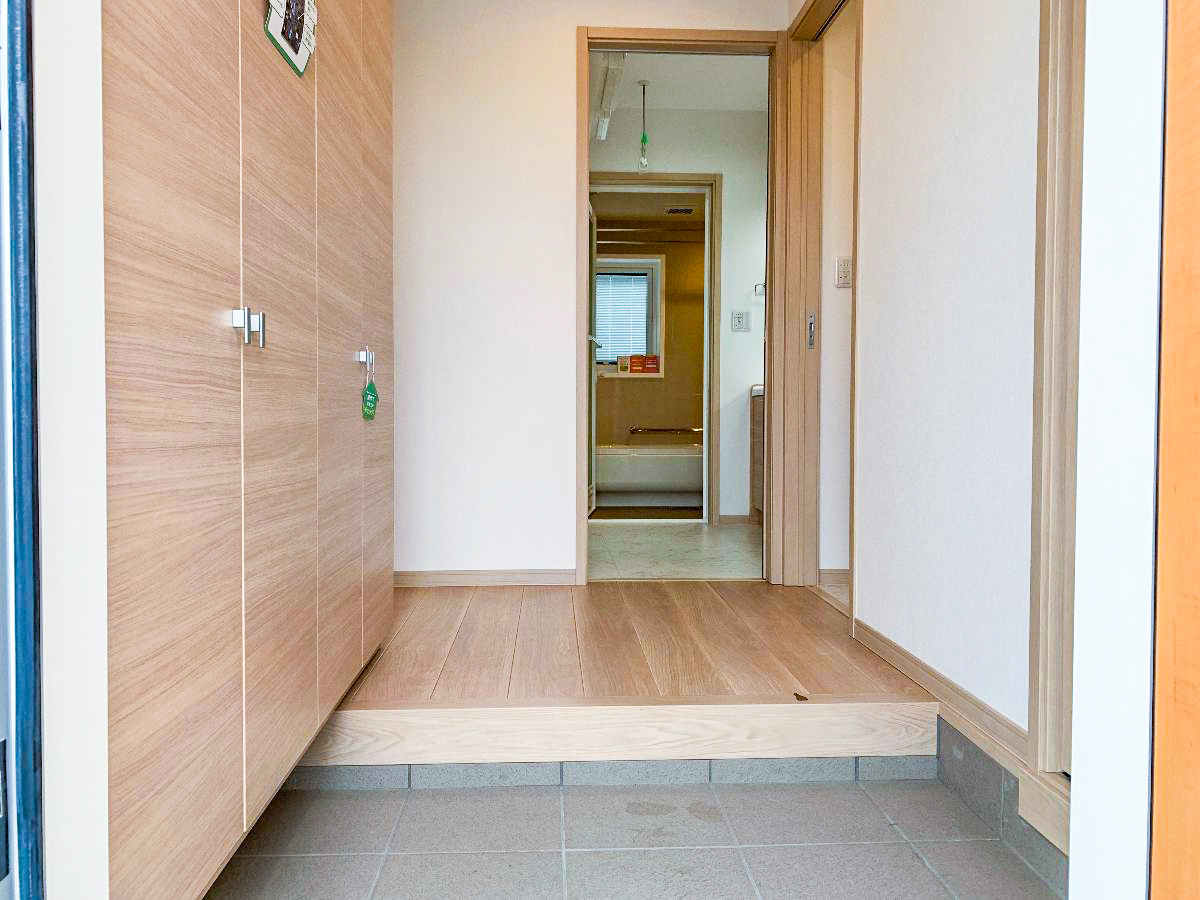 大垣市東町 モデルハウス 区画番号No.２ 玄関を開けてすぐトイレと洗面所です。