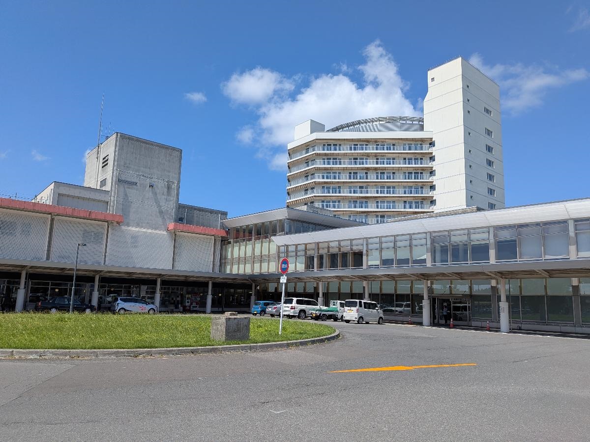 大館市立総合病院まで約2.1km（徒歩27分／車で約7分）　大館・鹿角地域の救急やがん治療の中心として機能しており、駐車場やバス発着所を備えるアクセスの良さが特徴となります。複数の診察科をもつ総合病院となっております。