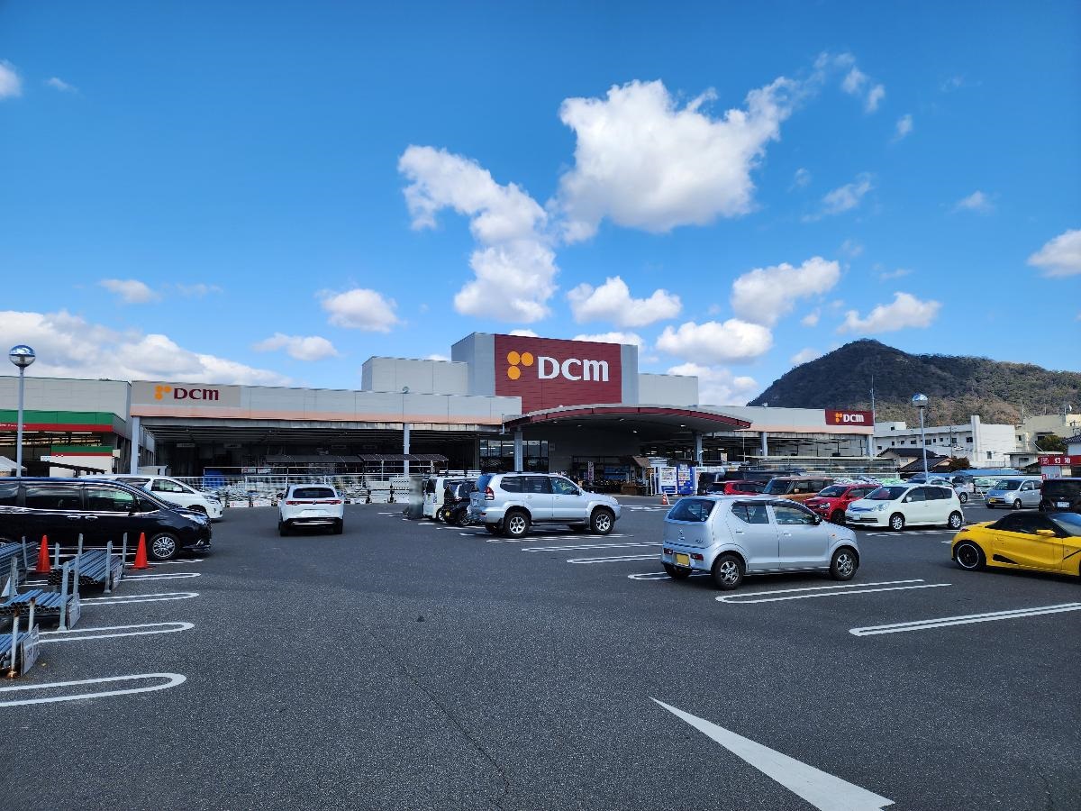 DCM可部店まで約1.5km（車で約6分）　営業時間9:00～20:00　トラック貸出（無料）、木材カット、工具レンタル、合鍵作成、自転車修理、灯油宅配、精米機、表札作成、インクカートリッジ回収（無料）、証明写真、商品配達などのサービスがあります。