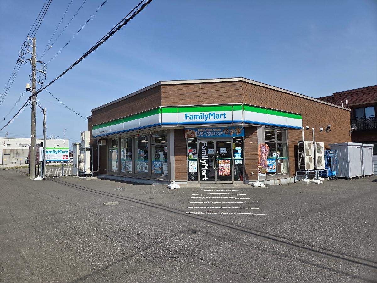 ファミリーマート 千歳あずさ5丁目店まで約220m～405m（徒歩3分～6分）　急なお買い物に便利です。惣菜・冷凍食品も販売しています！お忙しい中での奥様の時短に一役買ってくれそうです。
