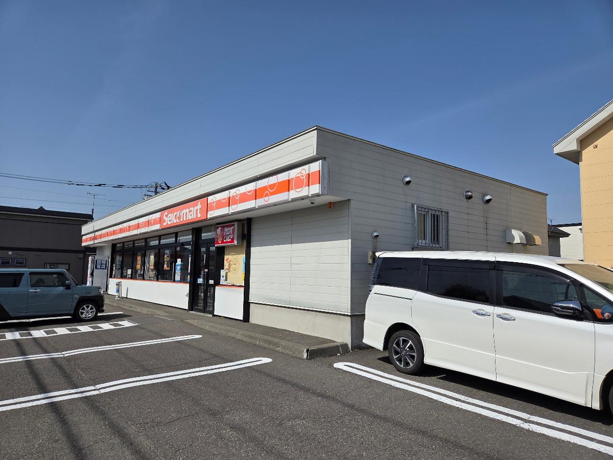 セイコーマート 千歳稲穂店まで約550m～845m（徒歩7分～11分）　美味しいホットシェフを購入することができますよ！