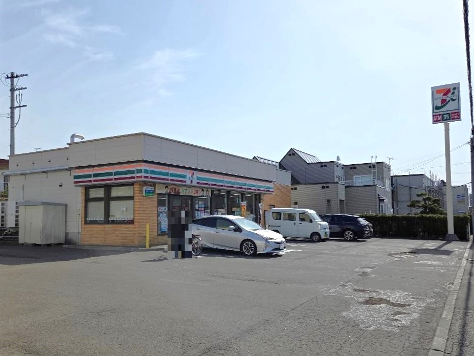 セブン-イレブン 千歳富丘２丁目店まで約845m～1km（徒歩11分～13分／車で約2分）　ちょっとしたお買い物など近くにコンビニがあるととても便利ですよね。