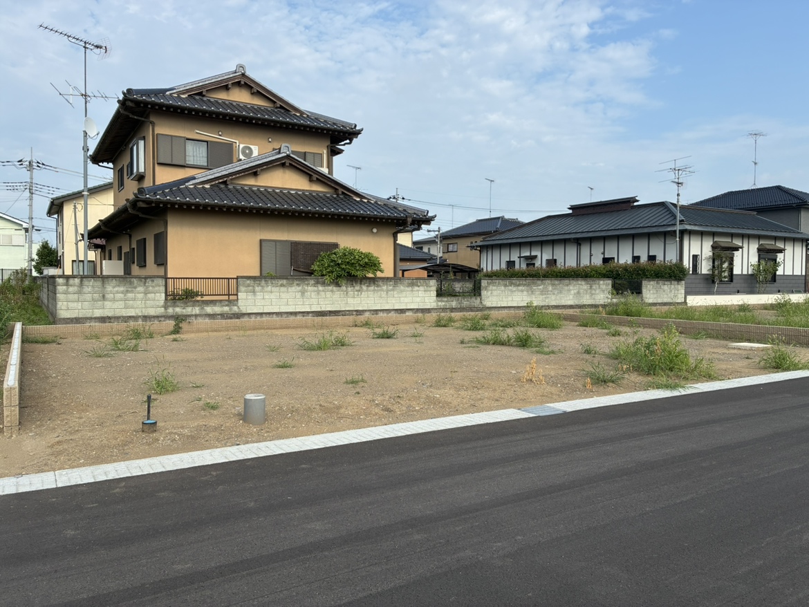 東道路となります。　