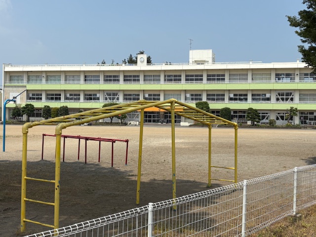 筑西市立竹島小学校まで約200m（徒歩3分）　分譲地から徒歩３分の距離にあります