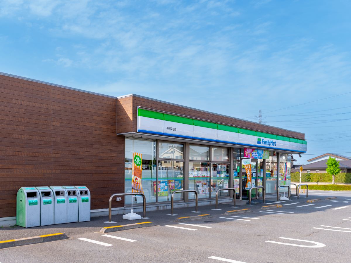 ファミリーマート 神栖深芝店まで約450m（徒歩6分）　急なお買い物に便利です。ホットスナックや冷凍食品も販売していて奥様の時短に一役買ってくれそうです。