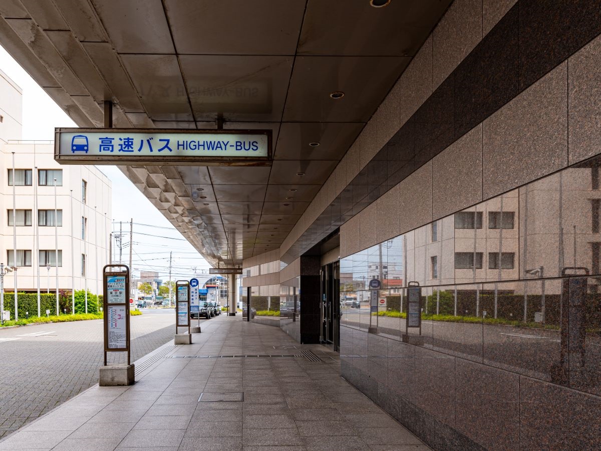 鹿島セントラル高速バスターミナルまで約2.3km（徒歩29分／車で約7分）　本数も豊富な高速バス拠点が近く、都心への通勤・通学などの移動も快適な環境です。