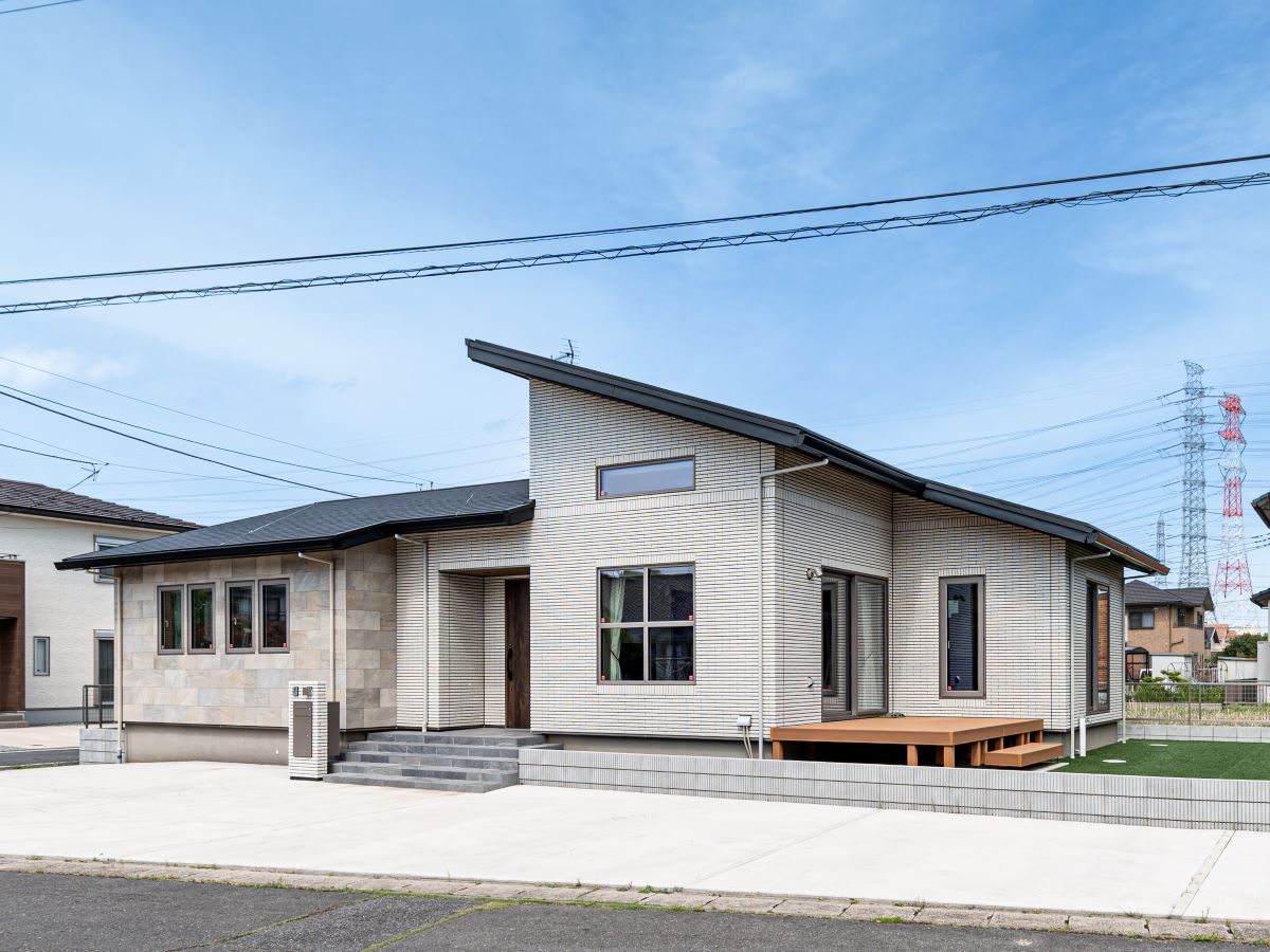 神栖市深芝南分譲住宅 モデルハウス 区画番号No.1 街並みに美しく映える全面タイル貼りです。