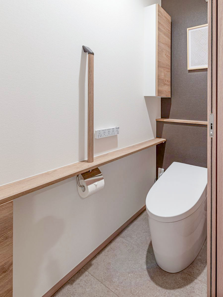 神栖市深芝南分譲住宅 モデルハウス 区画番号No.1 握りやすい丸棒手すり、小物を飾れるカウンターなど、機能性と快適性を高めます。