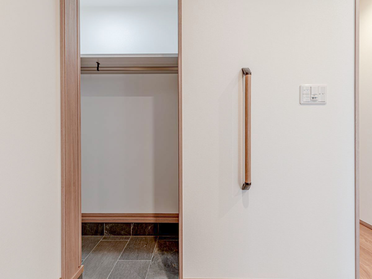 神栖市深芝南分譲住宅 モデルハウス 区画番号No.1 シューズクロークがついているので、ベビーカーや趣味の物も収納できます。