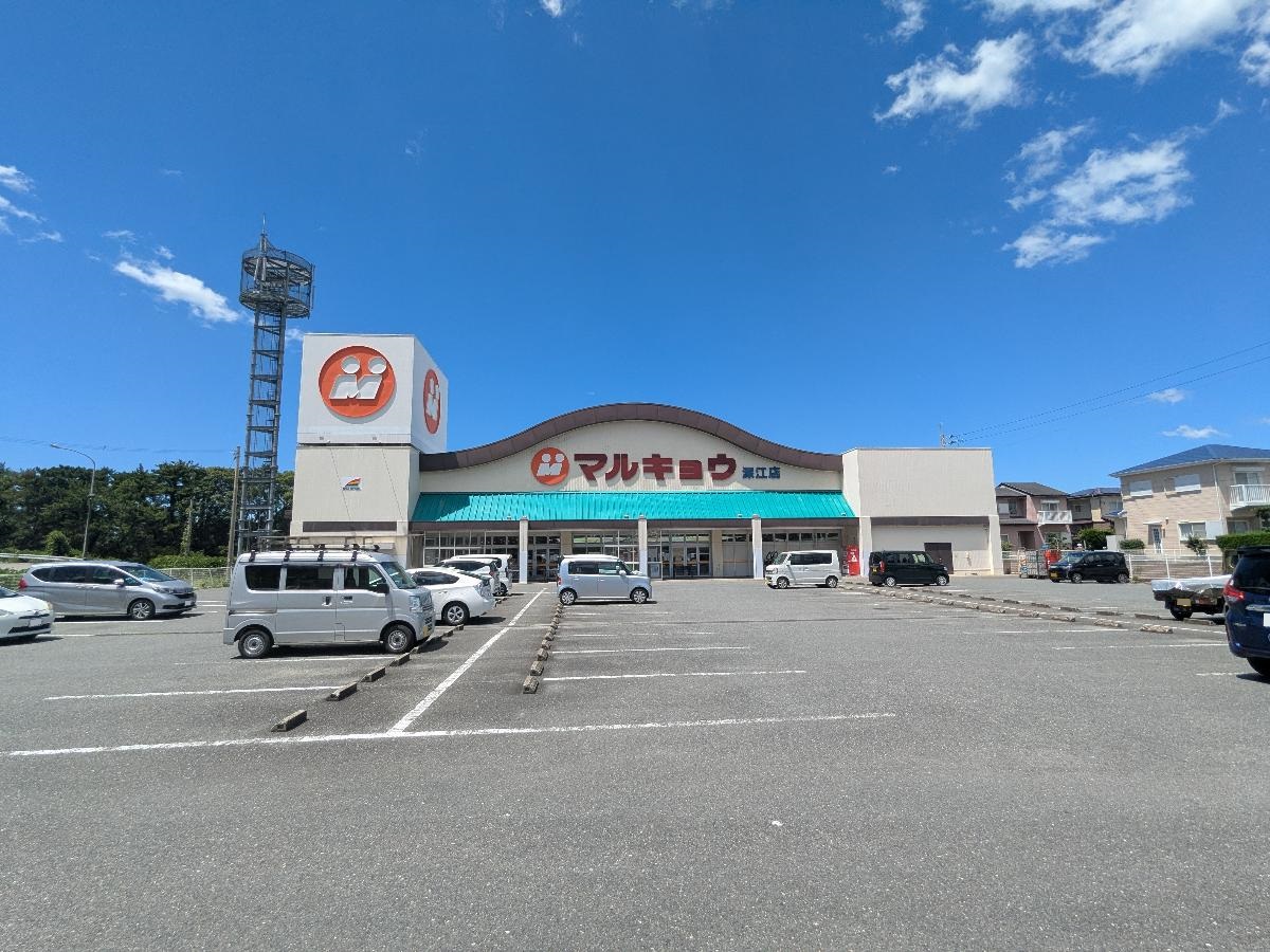 マルキョウ深江店まで約1.2km　マルキョウ 深江店は、糸島市二丈深江で地域に根差したスーパーマーケット。JR筑前深江駅から徒歩約9分（約650m）とアクセス良好で、駐車場も約71台完備しています。
鮮魚・精肉・青果が安く、新鮮な品揃えが特長。日替わりの販売や家計応援イベントも定期的に開催され、地元の生活に密着した存在です。