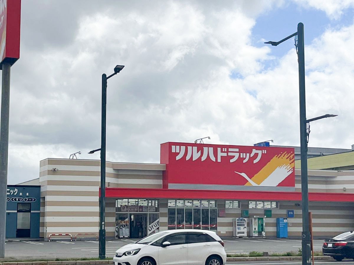 ツルハドラッグ 五所川原店まで約340m　便利な距離感にあるドラックストアです。朝8時～夜10時まで営業なので子供の急な熱などでお薬を買いに行くのも便利です。
