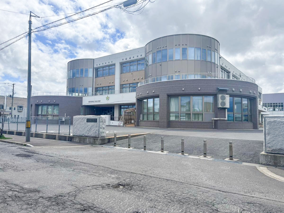 五所川原市立中央小学校まで約950m（徒歩12分）　学区の小学校です。