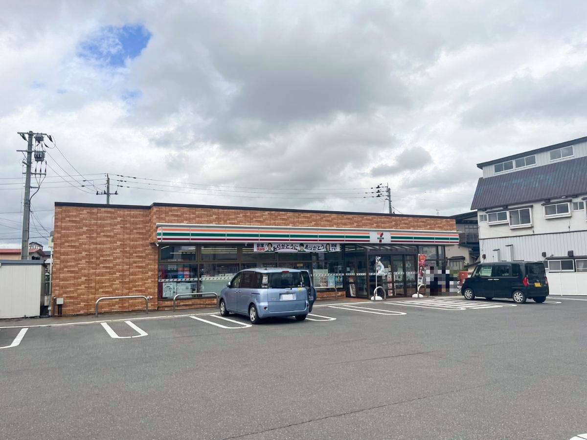 セブンイレブン 五所川原鎌谷橋店まで約850m　コンビニまで徒歩まで行ける距離で嬉しいですね！