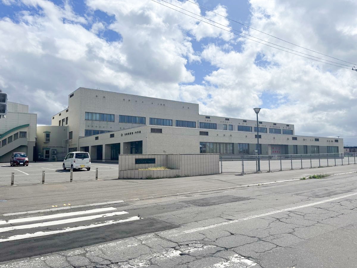 五所川原市立五所川原第一中学校まで約1.1km　学区の中学校です。