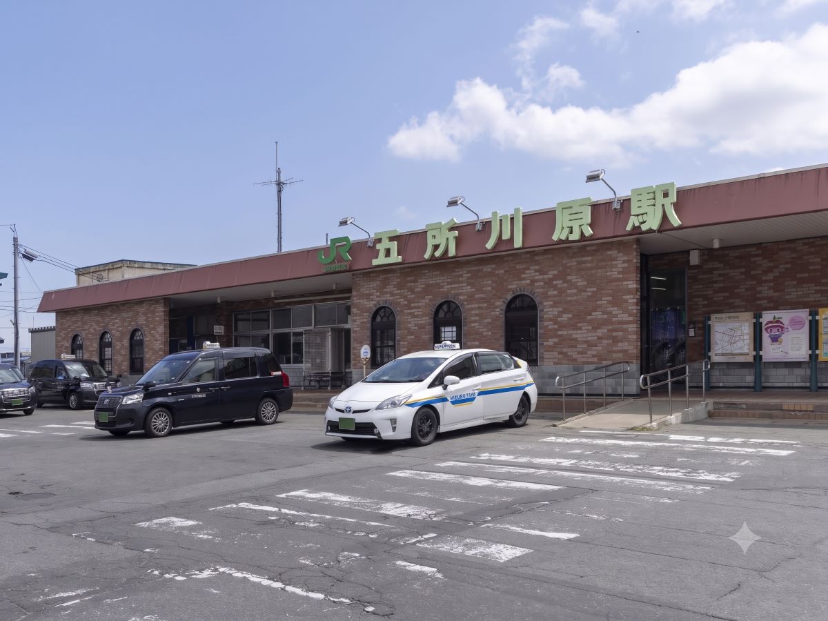JR「五所川原」駅まで約1.8km（徒歩23分）　市内外へのアクセスがスムーズで通勤通学にも利用できます。津軽鉄道の津軽五所川原駅も隣接しています！