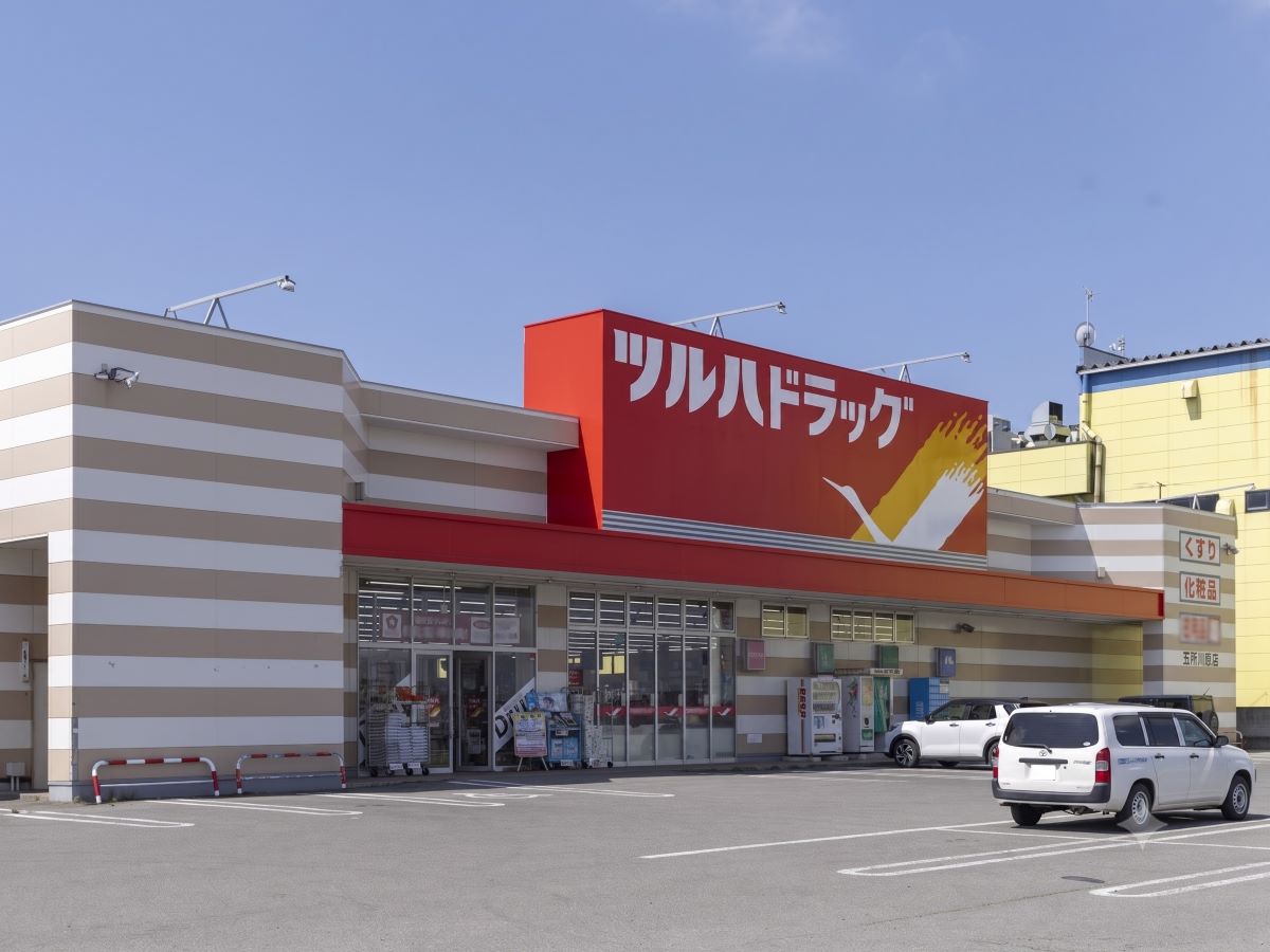 ツルハドラッグ 五所川原店まで約340m（徒歩5分）　便利な距離感にあるドラックストアです。朝8時～夜10時まで営業なので子供の急な熱などでお薬を買いに行くのも便利です。