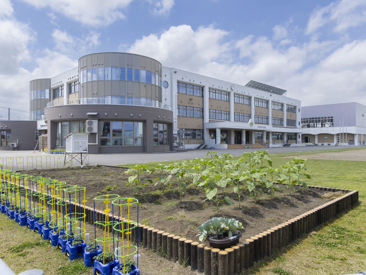 五所川原市立中央小学校まで約950m（徒歩12分）　学区の小学校です。