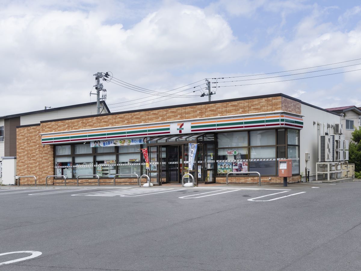 セブン-イレブン 五所川原鎌谷橋店まで約850m（徒歩11分）　コンビニまで徒歩まで行ける距離で嬉しいですね！