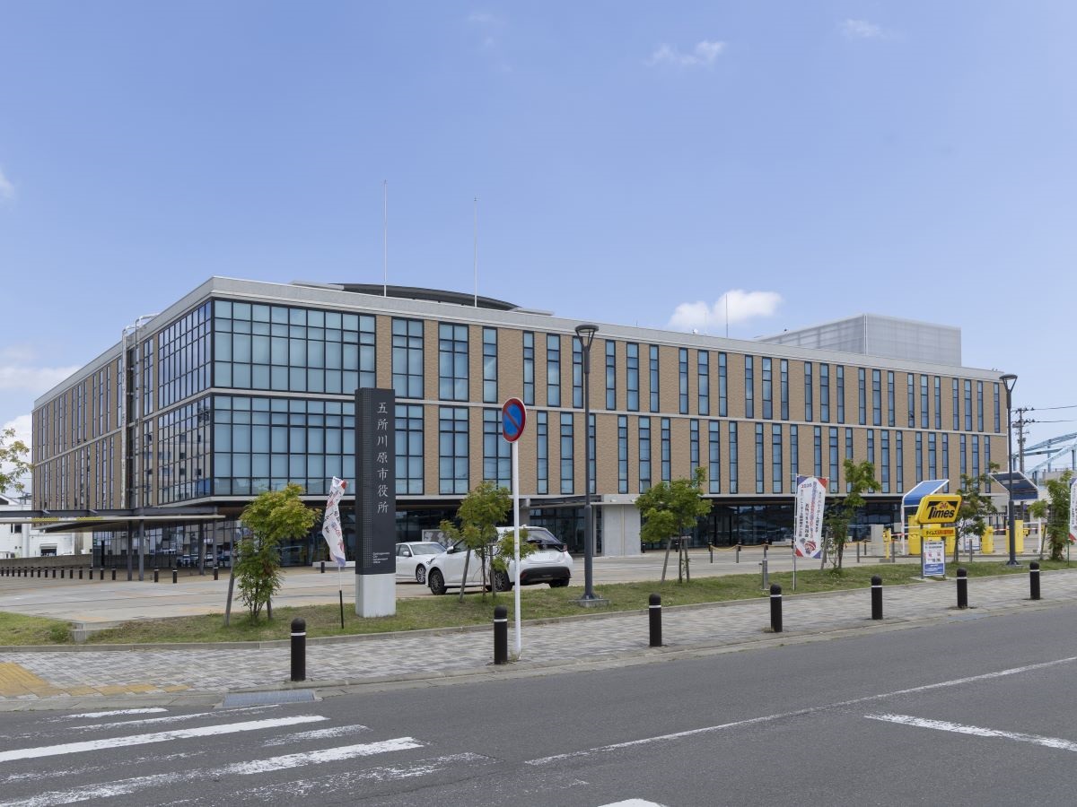 五所川原市役所まで約1.7km（徒歩22分）　各種相談、住民票所得や印鑑証明発行などの手続きがスムーズにできます。相談窓口が近くにあると便利ですね。