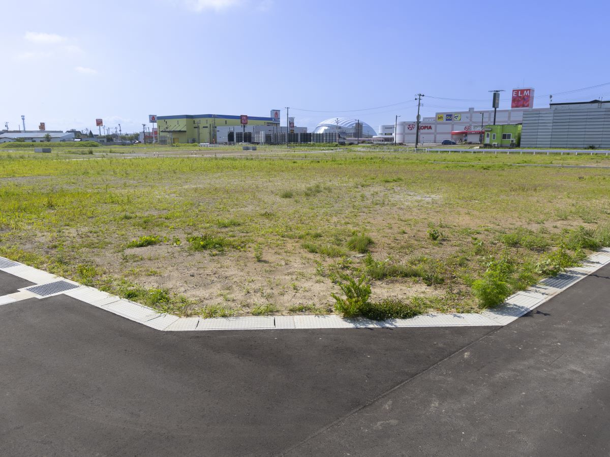区画77　北側と西側が道路なので、解放感があります！　