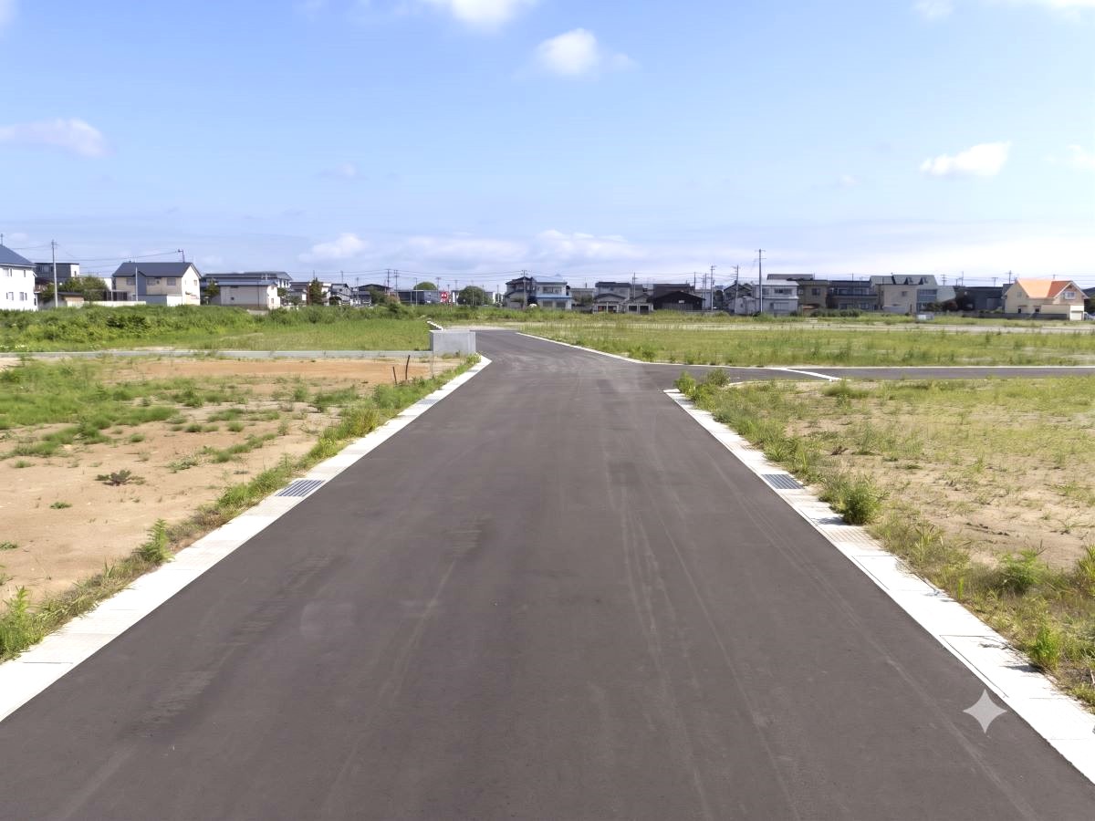 区画77の前面道路　しっかりと舗装された道路で小さなお子様もご高齢の方も安全です！　