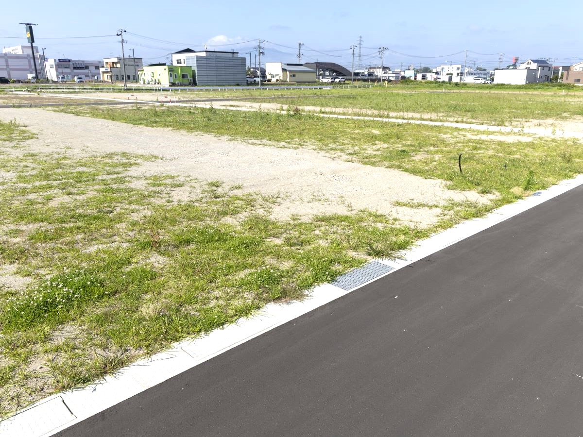 区画82、83　閑静な住宅地なので落ち着いた環境でご家族時間を楽しめます♪　