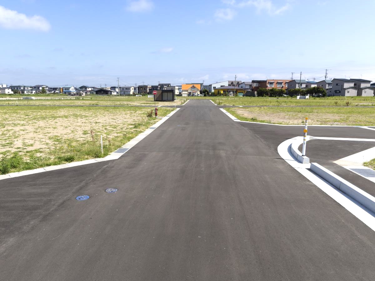 区画87、98の前面道路　車通りが落ち着いているので、お子様とのお散歩も安心してできますよ☆　