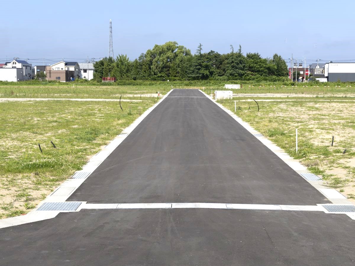 区画77～87の前面道路　約6mあるので、毎日の車の出し入れもラクラクです！　