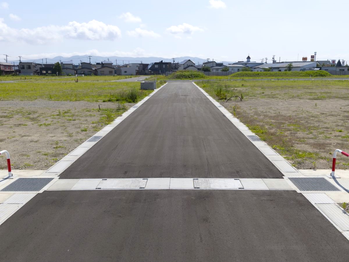 区画93～98の前面道路　車のすれ違いも安心です！　