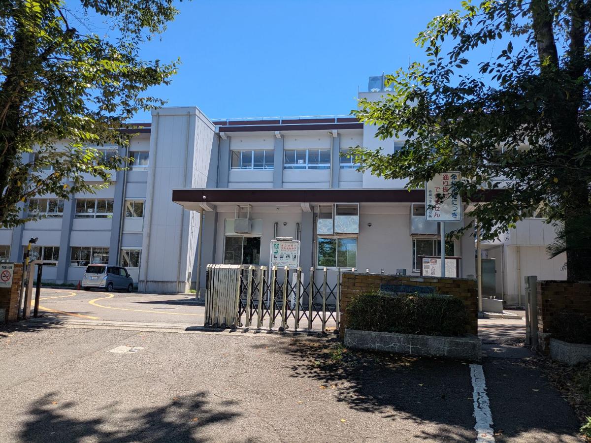 森岡小学校まで約600m　自然豊かな緑に囲まれた森岡小学校
学校教育方針　夢に向かって心をつむぎ ともに「生きる力」を発揮できる子どもの育成
滝尾中学校区小中一貫教育を軸とする人権意識の醸成を基盤とした教育