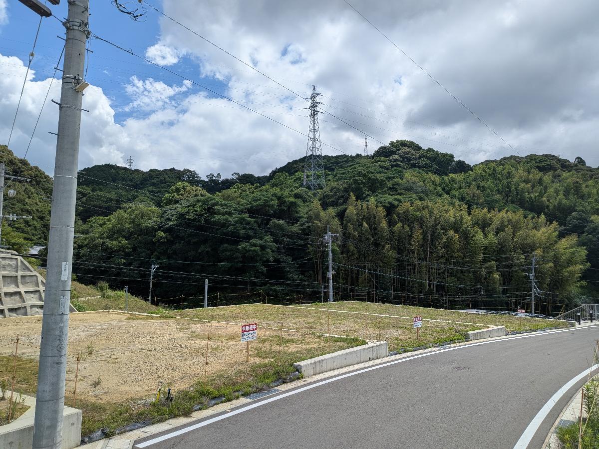 前面道路が6m！車通りも落ち着いているので安心して駐車ができます。　