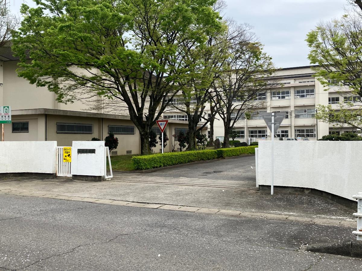 西尾市立西尾中学校まで約240m（徒歩3分）　近くて通学も安心です。冬季の夕方暗くなる時期も早く帰宅できてお子様もご両親も安心です。