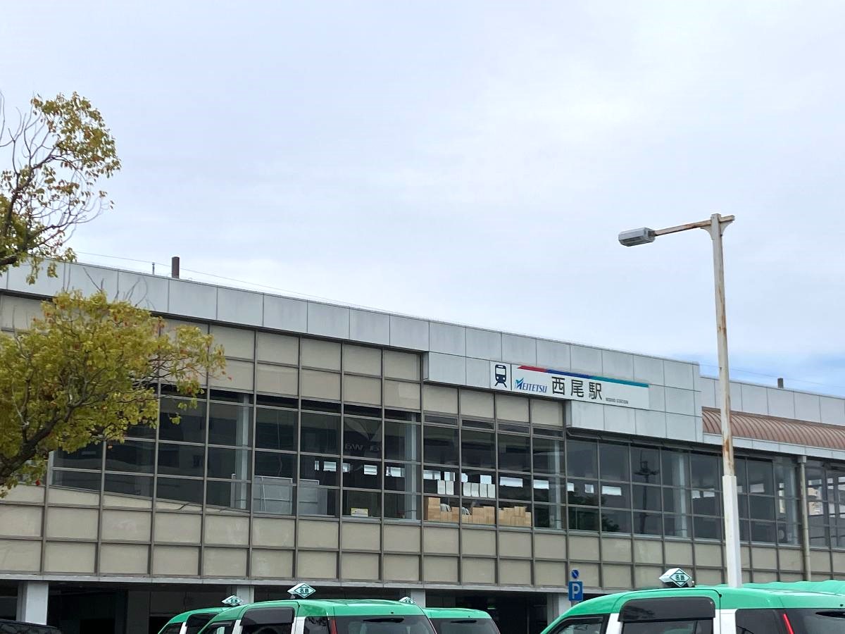 名鉄西尾線　「西尾駅」まで約1.2km（徒歩15分）　ロータリーがあり、送り迎えもしやすい！駅前には商業施設もあり、お買い物にも便利です。(ヴェルサウォーク西尾まで西尾駅から約110m)