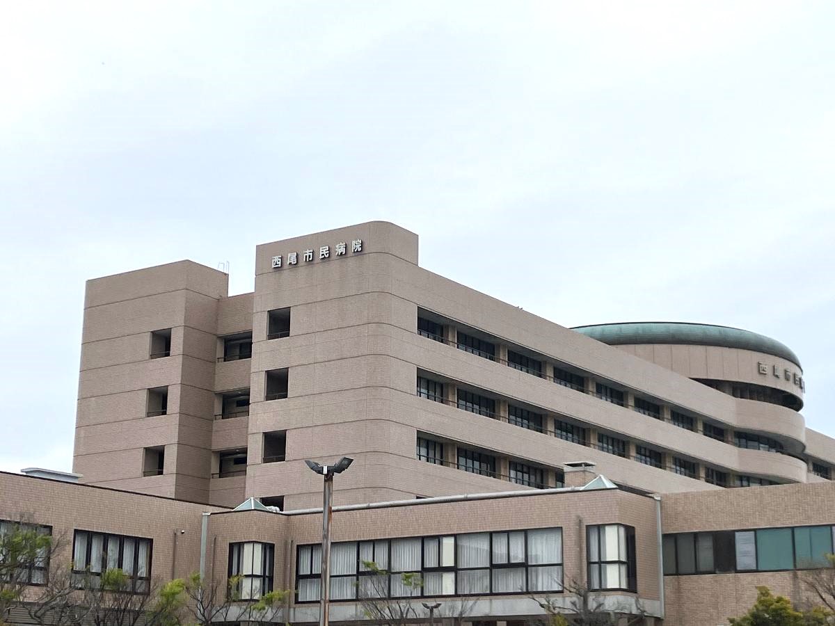 西尾市民病院まで約1.9km（車で約7分）　内科や外科、小児科などさまざまな診療科目に対応している総合病院です。万が一の時にも大きな病院が身近にあると安心ですね。