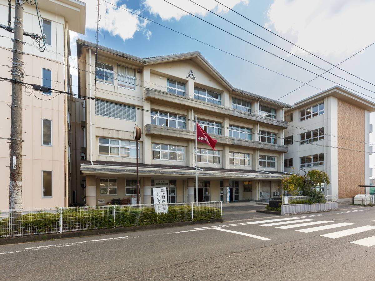 鳥取市立南中学校　まで約2km（徒歩25分）　少し距離はありますが、お友達とお話ししながらの登下校が楽しみですね！