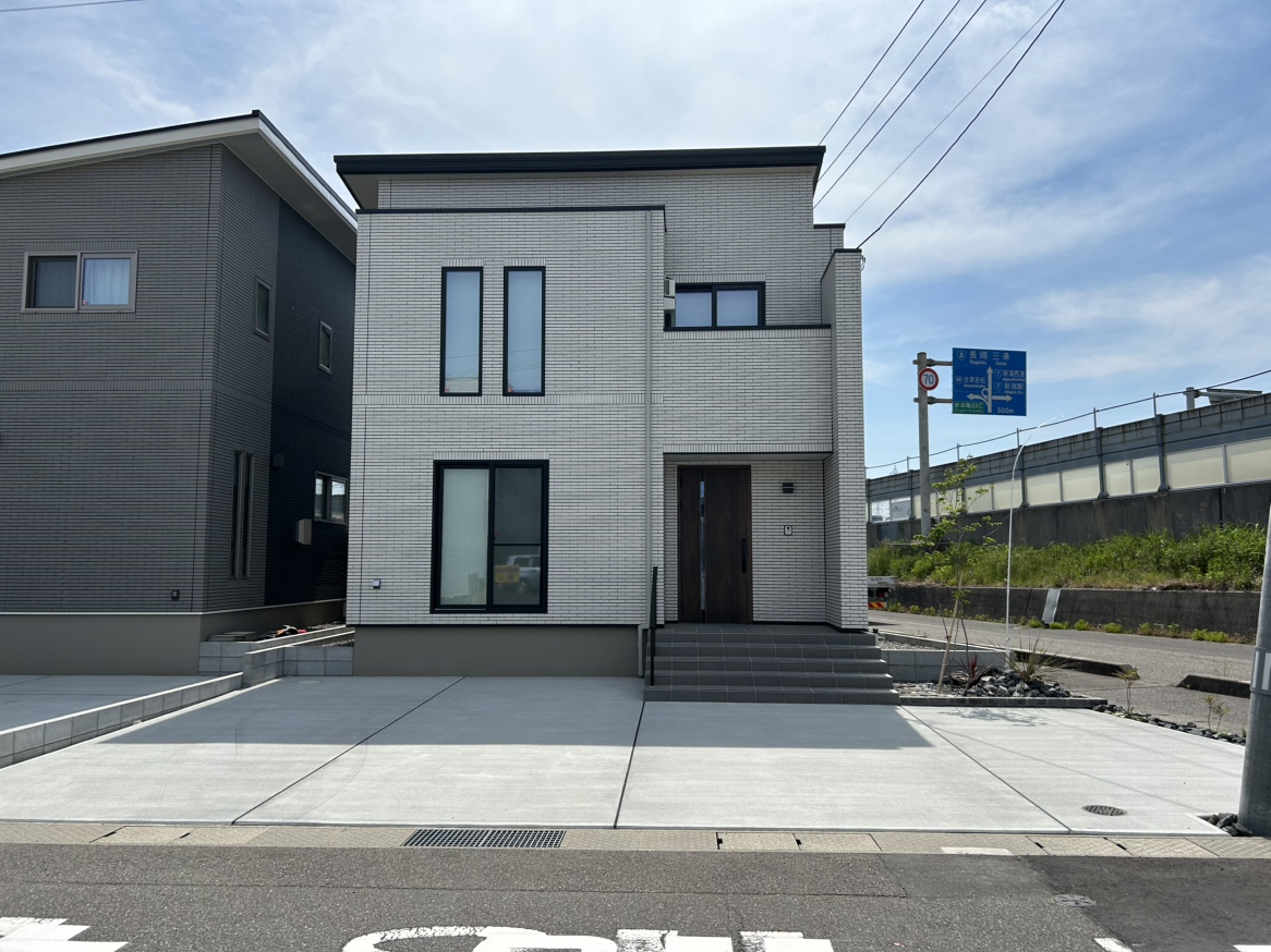 新潟市東区江南３丁目１－２ モデルハウス 区画番号No.1 外壁は全面タイル仕上げです