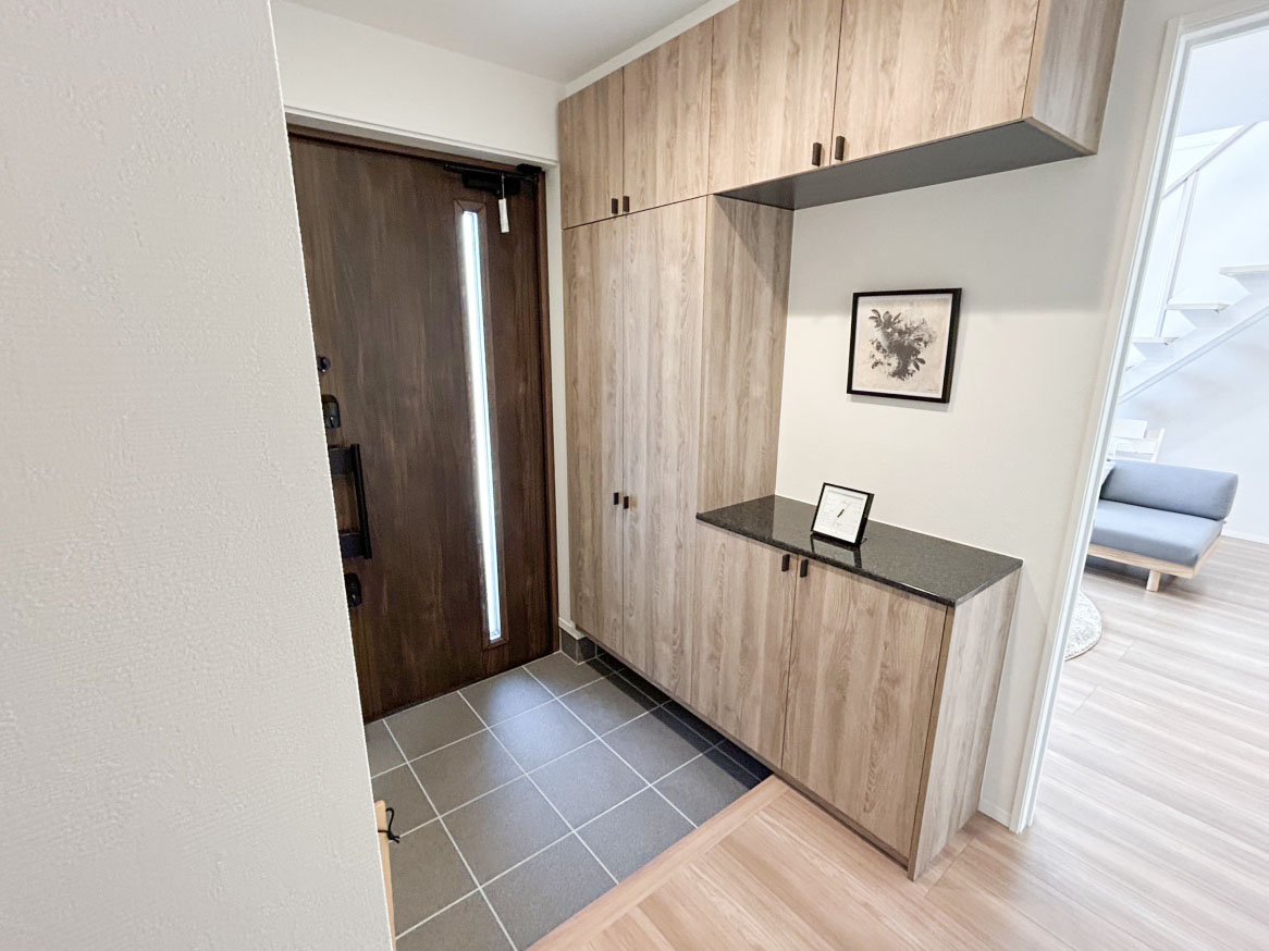 新潟市東区江南３丁目１－２ モデルハウス 区画番号No.1 大容量シューズボックスは家族みんなの履物だけでなく、生活用品の収納にも◎