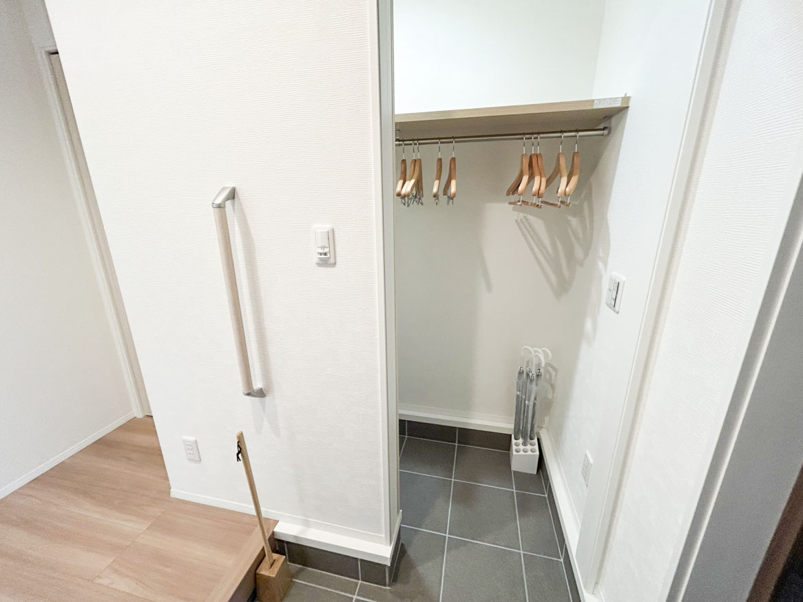 新潟市東区江南３丁目１－２ モデルハウス 区画番号No.1 玄関脇にはコートもかけられるシューズクローク