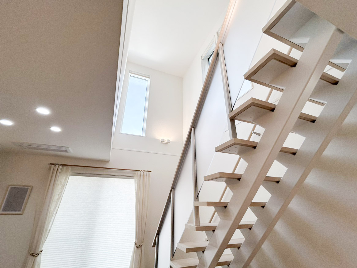 新潟市東区江南３丁目１－２ モデルハウス 区画番号No.1 吹き抜けからは光が差し込み、開放感もあります