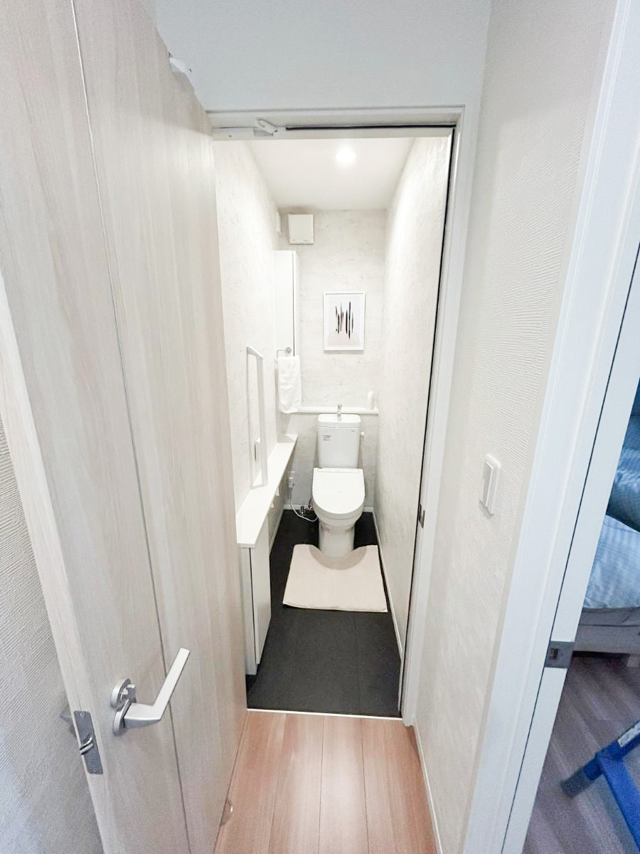 新潟市東区江南３丁目１－２ モデルハウス 区画番号No.1 落ち着いた印象の2階トイレ。収納も豊富です。