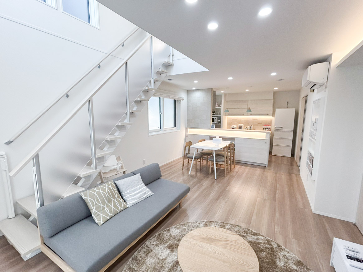 新潟市東区江南３丁目１－２ モデルハウス 区画番号No.1 吹き抜けのある開放的なLDK