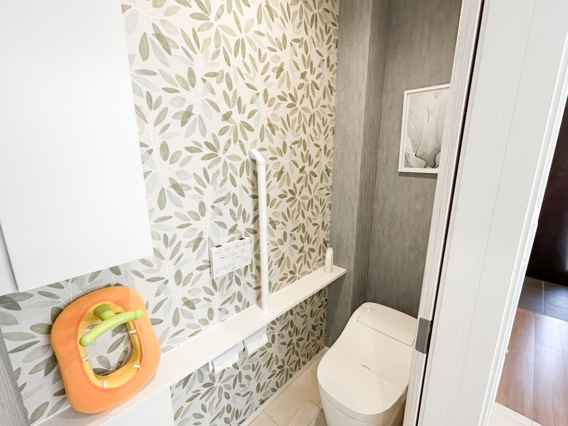 新潟市東区江南３丁目１－２ モデルハウス 区画番号No.1 1Fはすっきりとした印象のタンクレストイレ。クロスもお洒落です