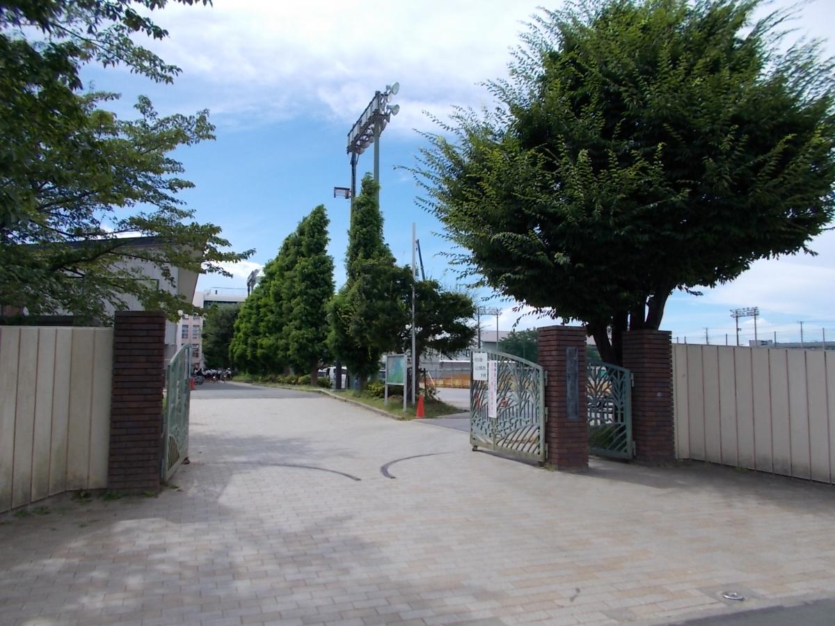 戸田市氷川町一条タウン 土地 新曽中学校まで約1.6km（徒歩20分）　中学校までの道は歩道が設置されているため安全に通えます。