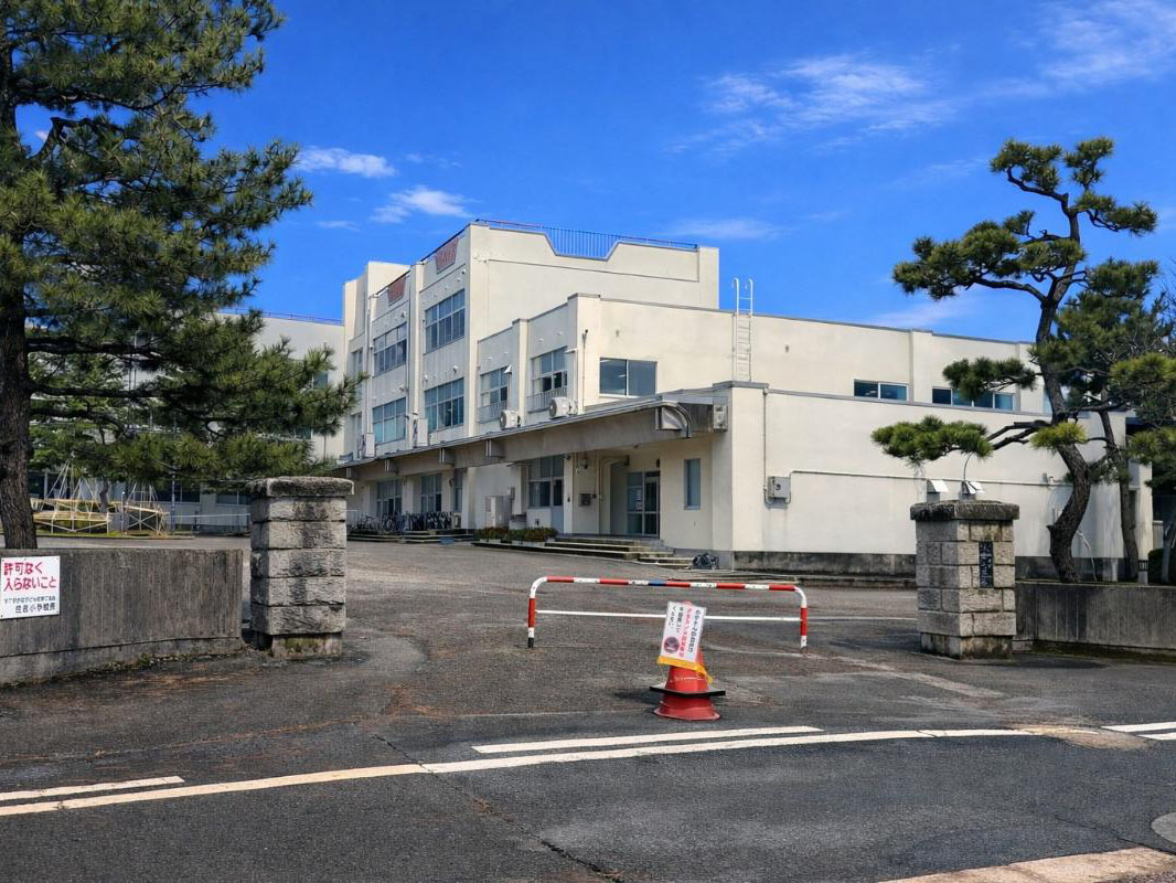 新発田市立住吉小学校まで約850m～1km（徒歩11分～13分）　周りにも分譲地があり子どもたちがにぎわう小学校です。