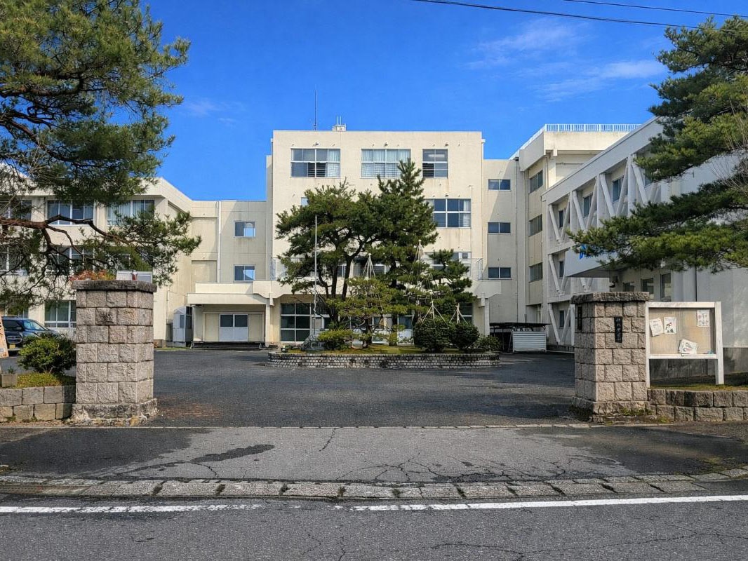 新発田市立猿橋中学校まで約1.6km～1.7km（徒歩20分～22分／車で約7分）　お友達の登下校が楽しめそうですね！