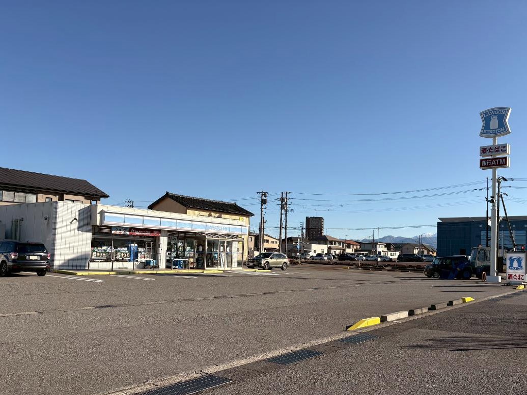 ローソン 新発田富塚町二丁目店まで約610m～810m（徒歩8分～11分）　24時間営業で急なお買い物の際に近くにあると助かります。