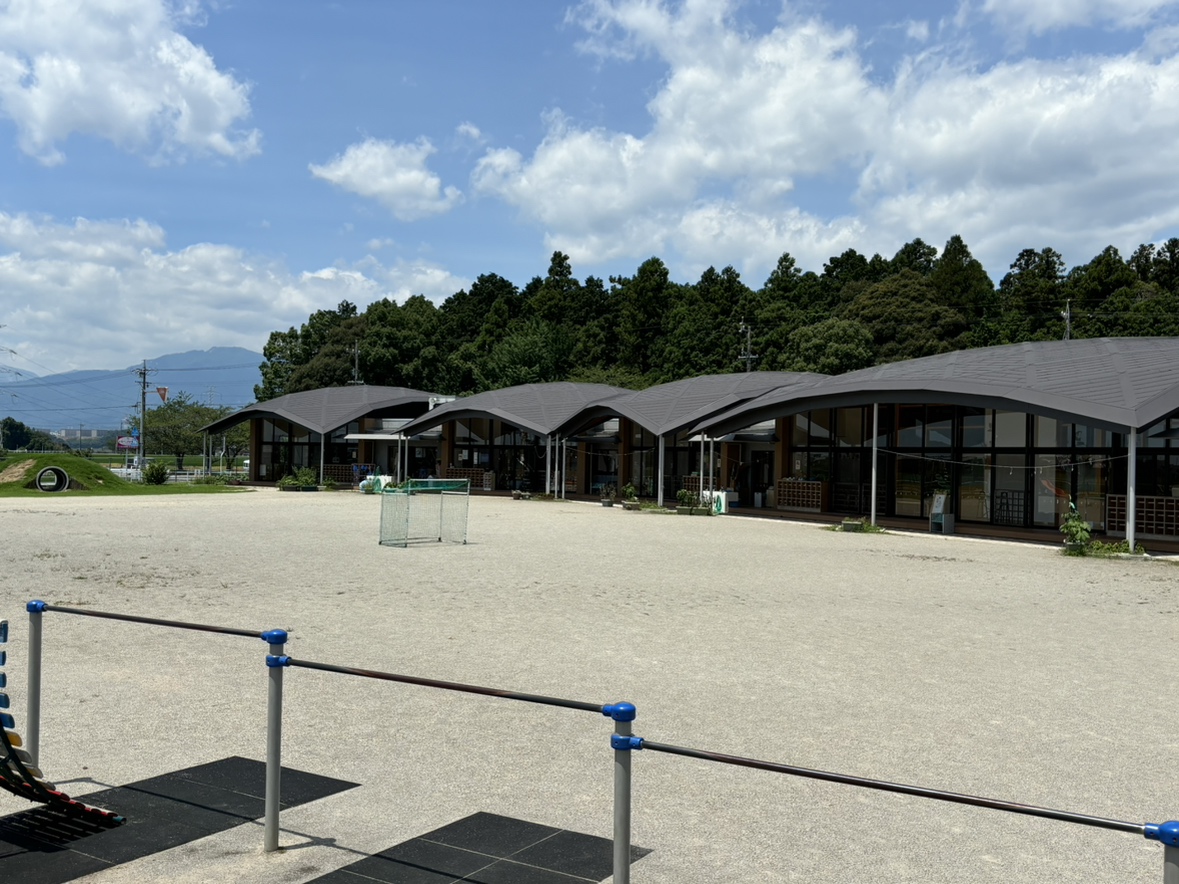員弁東保育園まで約535m～600m（徒歩7分～8分）　徒歩圏内にある保育園です。園庭も広いスペースがあり子供達も元気に遊ぶ事ができます☆☆
